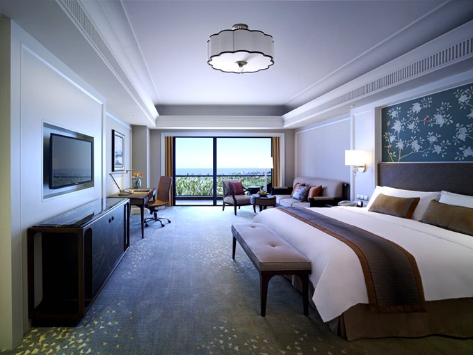 11.Haikou Shangri-La Duluxe Sea View Room豪华大床房.JPG