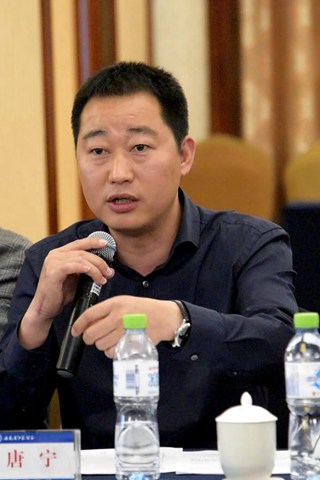 会后,与会来宾在太阳城酒店二楼宴会厅把酒言欢,畅叙友谊。.jpg